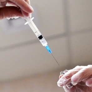 Минздрав призвал наказывать за призывы к отказу от прививок