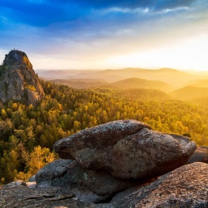 На «Столбах» со скалы упал неосторожный турист. Спасатели по крутой тропе донесли его до врачей