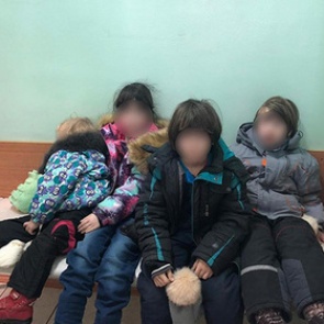 Россиянка годами прятала детей в захламленной квартире и кормила отходами