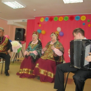 Ветераны органов внутренних дел принимают поздравления в связи с празднованием памятной даты