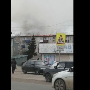 В Канске горит крыша жилой многоэтажки