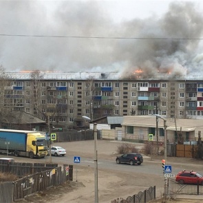 «Все залило, мебель дымом воняет»: масштабный пожар в канской пятиэтажке потушили