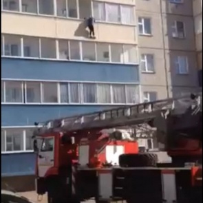 В Красноярске спасли висящую на балконе 4 этажа женщину