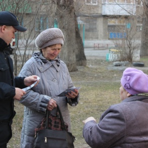 В Ачинске полицейские предупреждают пенсионеров о возможных действиях мошенников