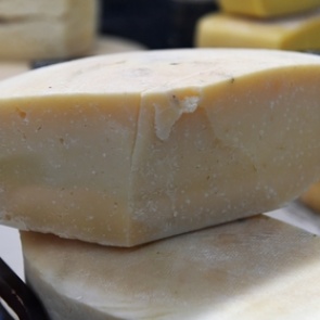 Россиянам захотели запретить ввозить хамон и пармезан