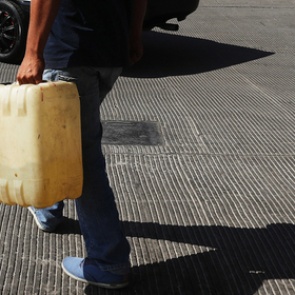 Почти 60 африканцев пришли к упавшему бензовозу за топливом и умерли