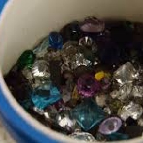 Экс-директора ювелирного магазина поймали на незаконной продаже драгоценных камней