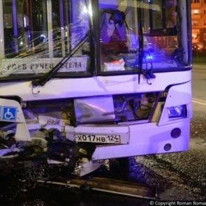 В Красноярске BMW врезался в маршрутку: один человек погиб