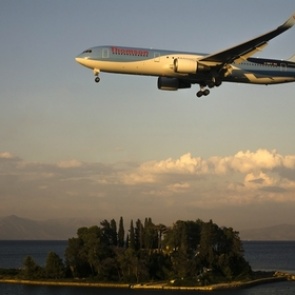 Самолет с россиянами вернулся в аэропорт из-за спущенного колеса