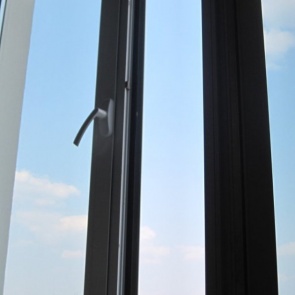 В Красноярске женщина выпала из окна и осталась жива