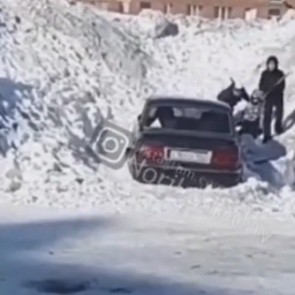 Норильские школьники выбили стёкла и вырвали дворники брошенному во дворе авто