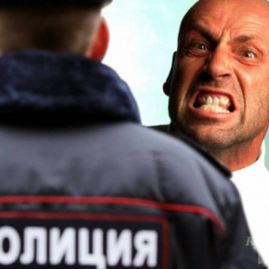 В Красноярском крае мужчина обозвал полицейского. На него завели дело и разыскивают