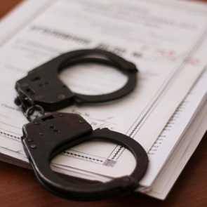 Житель края убил знакомого выстрелом в ногу и не хотел платить его семье компенсацию. Деньги взыскали с его тюремной зарплаты