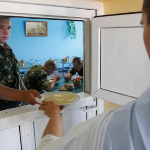 Российская армия отказалась от тушенки и устриц