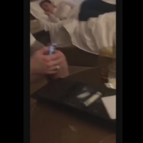 Хоккеиста сборной России засняли сидящим за столом с рассыпанным белым порошком