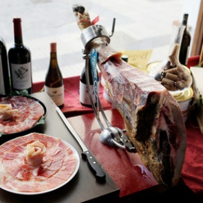 Власти захотели запретить россиянам ввозить хамон и пармезан