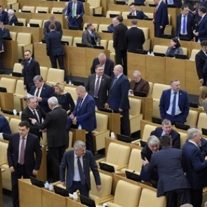 Российских чиновников пристыдили за несерьезный внешний вид