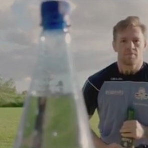 Макгрегор ногой отвинтил крышку с бутылки