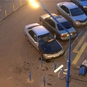 В Белых Росах хулиган скинул на машину банку огурцов