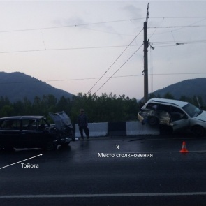 На дивногорской трассе Toyota после ДТП повисла на бетонном ограждении. Ребенка спас ремень безопасности