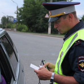 Житель края разъезжал на машине без прав и с чужими номерами. Поймали во второй раз и арестовали