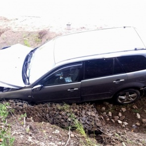 Mazda слетела в кювет на трассе под Красноярском: пострадали двое детей