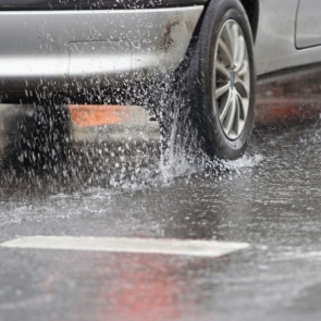 Госавтоинспекторы напоминают автомобилистам о правилах управления транспортными средствами в дождливую погоду