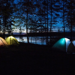 Ребенок погиб при пожаре в российском палаточном лагере