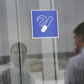 Курилки в аэропортах России хотят сделать платными