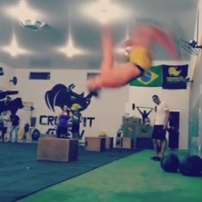 Боец UFC повторил трюк из «Матрицы»