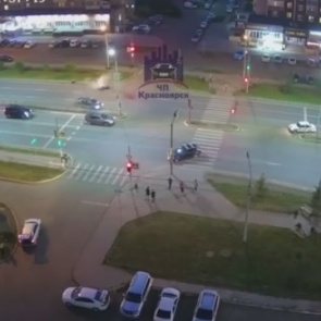 Гонщик на мотоцикле несколько раз нарушил правила на Молокова, врезался в машину и погиб