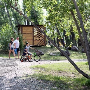 На острове Отдыха обустроили зону для пикников. Она частично платная