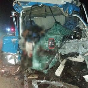 Грузовик въехал в гружёный лесовоз на трассе. Водитель погиб на месте