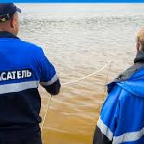 На водохранилище спасатели поймали неудачливого пловца на надувном матрасе и помогли пожилому рыбаку