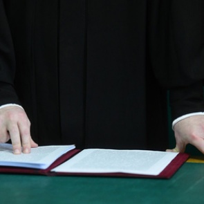 102-летняя россиянка захотела отсудить у родственников квартиру