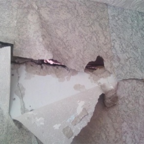 Жители Каменки переживают за восстановление разрушенного взрывами жилья