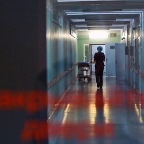 В российской больнице пациентку с острой болью отправили за талончиком