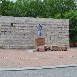 Что улучшится в этом году: в Ачинске началось обновление городского мемориала «Скорбящая мать»