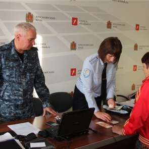 Полицейские вернули жителям эвакуированной Каменки похищенное имущество. Молодой вор забрал даже монеты из копилки