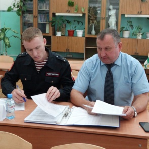 Полицейские Ачинска проверяют школы перед началом учебного года