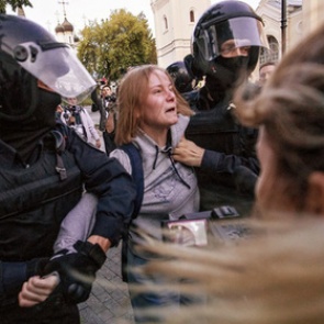 Избитую полицейским на митинге россиянку увезли на скорой