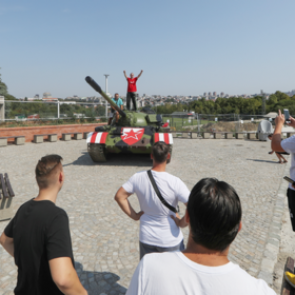 Фанаты футбольного клуба припарковали советский танк перед стадионом