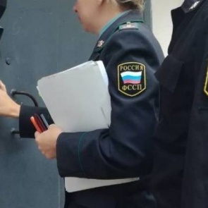 В Красноярске пристав позволил должнику продать машины и попал в колонию на 8 лет