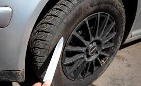 В Абакане недовольный жизнью подросток порезал ножом колёса 14 машин