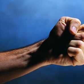 В Кузбассе двое пожилых мужчин устроили погром в магазине из-за собаки