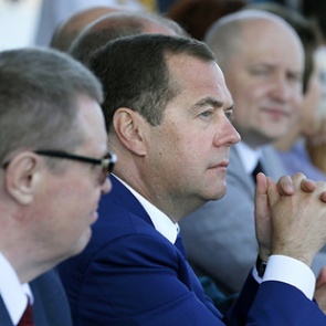 Медведев высказался о короткой рабочей неделе