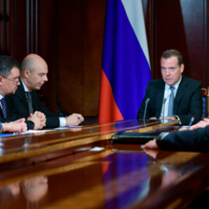 Медведев пояснил невозможность «просто так» раздать деньги бедным