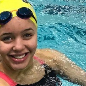 Юная пловчиха слишком сильно оголила ягодицы и была лишена победы