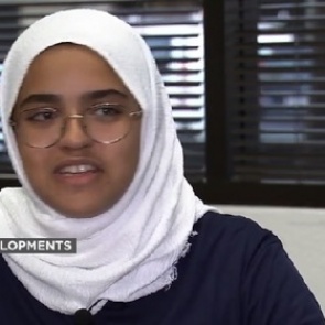 13-летняя мусульманка подала в суд на авиакомпанию из-за хиджаба