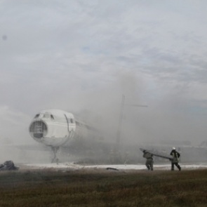 В МЧС потренировались тушить самолет за несколько часов до настоящей аварии